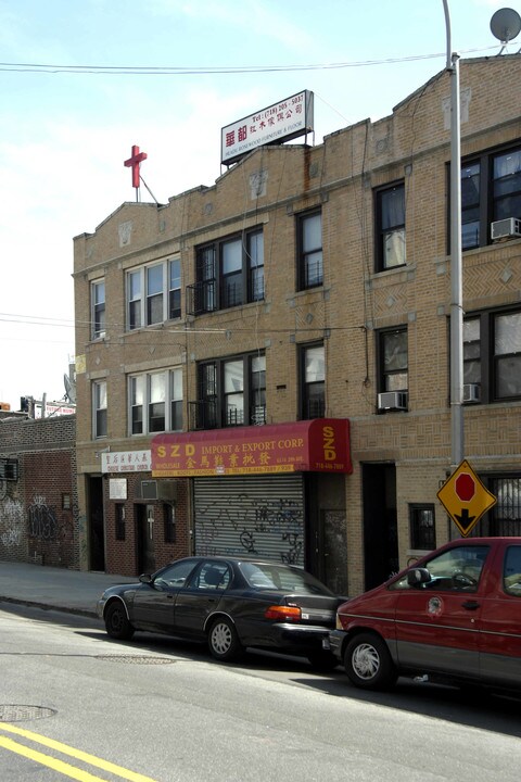 6316 39th Ave in Flushing, NY - Building Photo