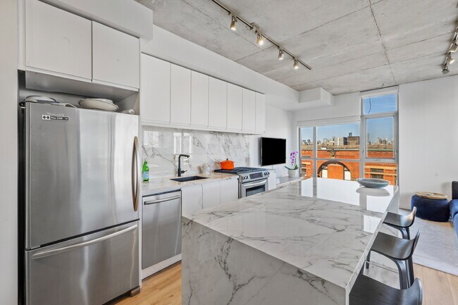 2 Gladstone Ave in Toronto, ON - Building Photo - Building Photo