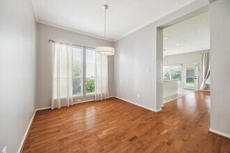 9527 Shadow Gate Ln in Houston, TX - Foto de edificio - Building Photo