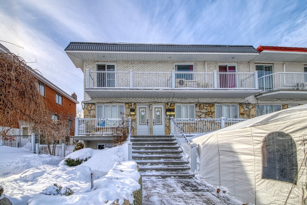 8580-8584 De Cap-Chat Rue in Montréal, QC - Building Photo