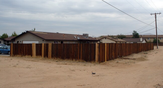 21213 Nisqually Rd in Apple Valley, CA - Foto de edificio - Building Photo