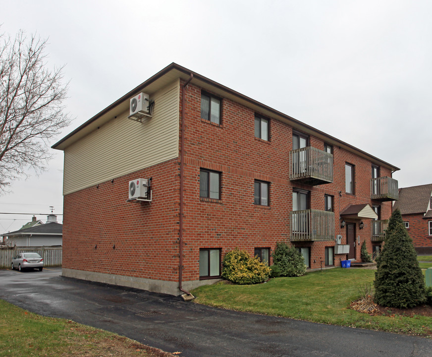 25 Russett Ave in Oshawa, ON - Building Photo