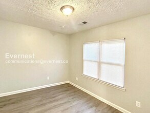 5772-5773 3 Lakes Dr in College Park, GA - Foto de edificio - Building Photo