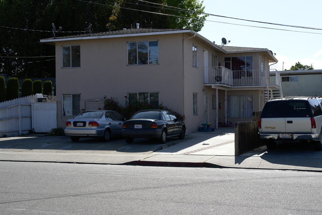 120 Northumberland Ave in Redwood City, CA - Building Photo