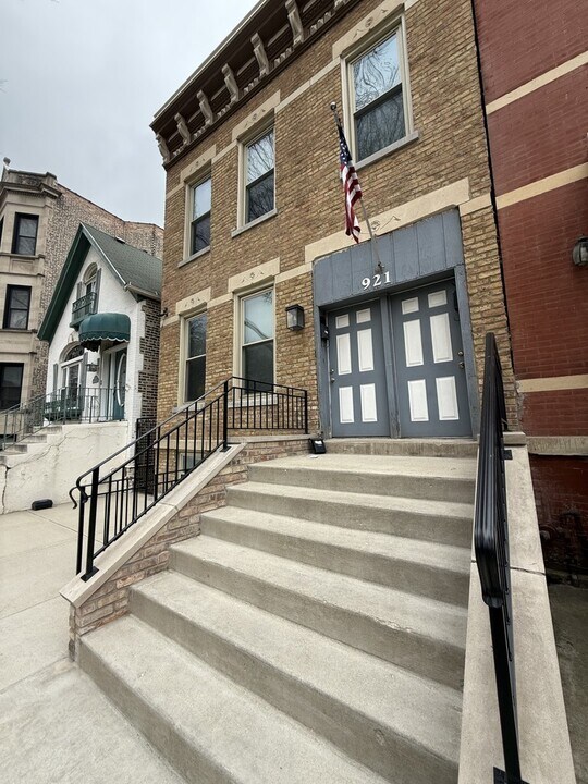 921 S Bishop St in Chicago, IL - Building Photo