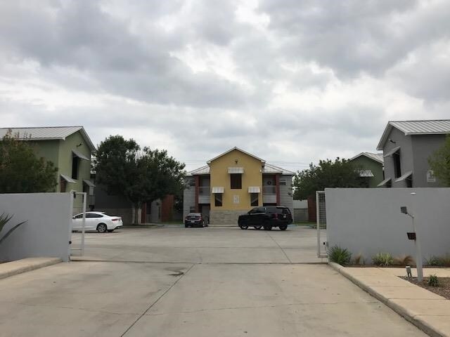 501 Shiloh Dr in Laredo, TX - Building Photo