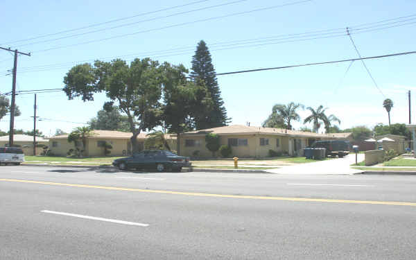 8400 Stewart And Gray Rd in Downey, CA - Foto de edificio