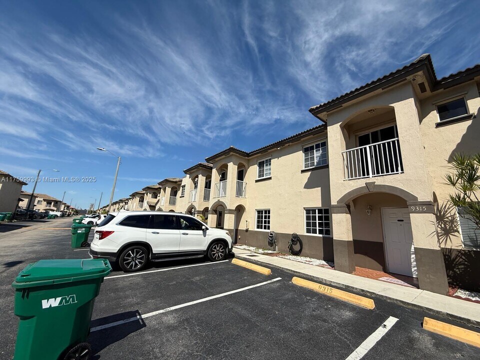9315 NW 114th Ln in Hialeah Gardens, FL - Building Photo