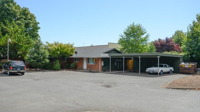 834-838 SE 10th Ave in Hillsboro, OR - Foto de edificio - Building Photo