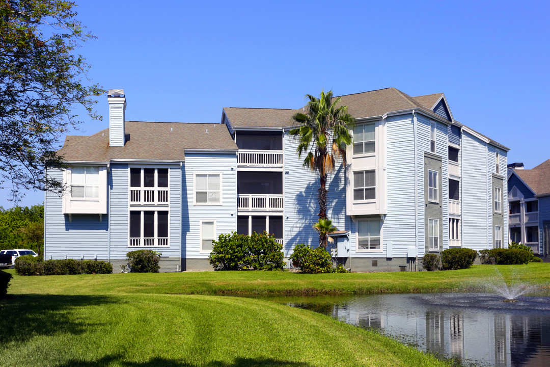 Isles of Gateway in St. Petersburg, FL - Building Photo