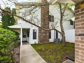 9343 Ranchview Ln N in Maple Grove, MN - Building Photo - Building Photo