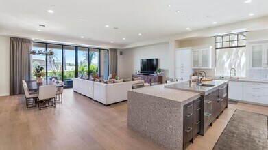 2 Biltmore Estates Dr in Phoenix, AZ - Foto de edificio - Building Photo