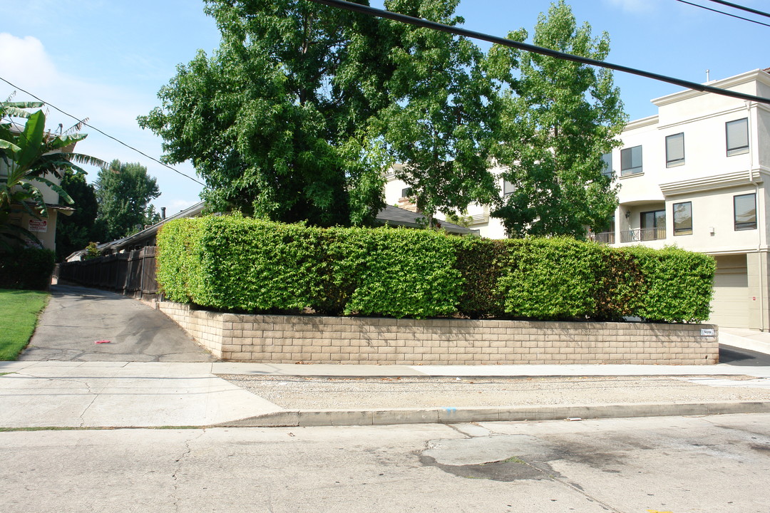 14318 Dickens St in Sherman Oaks, CA - Building Photo