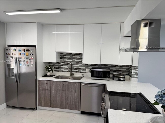 150 Lakeview Dr in Weston, FL - Building Photo - Building Photo