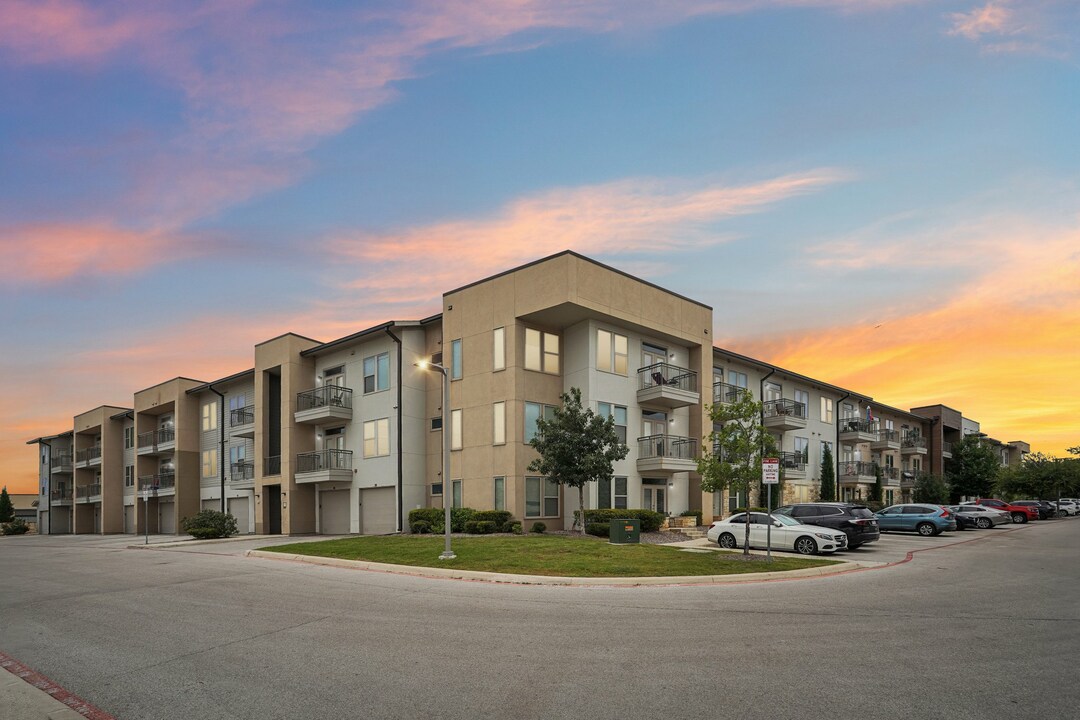 Tradehouse at Bulverde Marketplace in San Antonio, TX - Foto de edificio