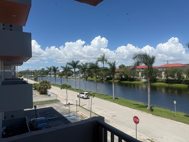 2075 NE 164th St in North Miami Beach, FL - Building Photo - Building Photo