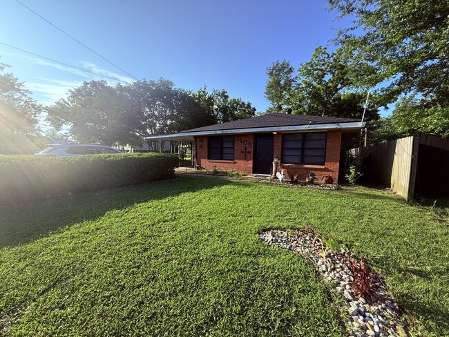 1105 Mildred St in Sulphur, LA - Building Photo - Building Photo