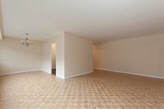 5745 De La Côte-Saint-Luc Ch in Hampstead, QC - Building Photo - Building Photo