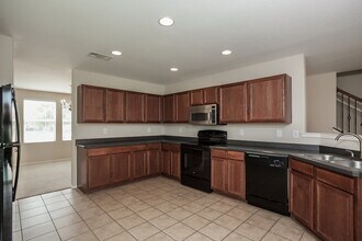 1625 Grassy View Dr in Fort Worth, TX - Foto de edificio - Building Photo