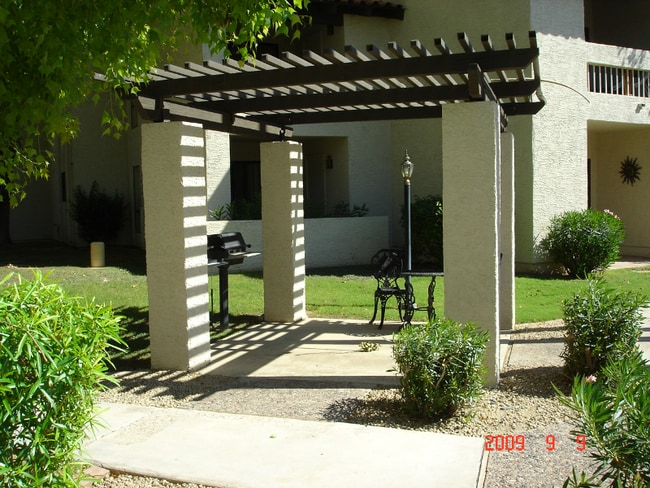 8651 E Royal Palm Rd in Scottsdale, AZ - Building Photo - Building Photo