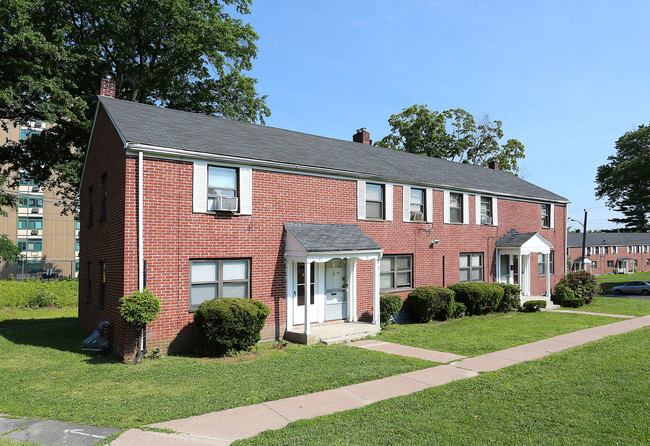 Woodland Village Townhouses in Hartford, CT - Building Photo - Building Photo