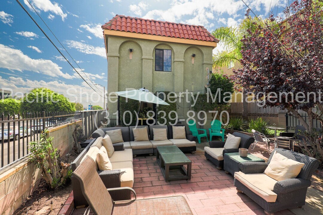 112 Dudley Ave in Los Angeles, CA - Building Photo