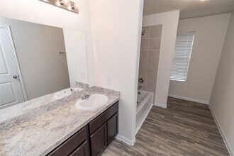 12051 Munich Dr in Houston, TX - Building Photo - Building Photo