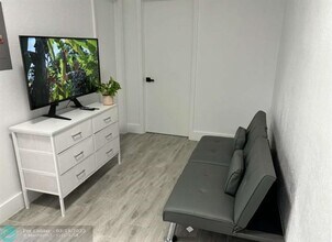 245 NW 32nd St in Miami, FL - Building Photo - Building Photo