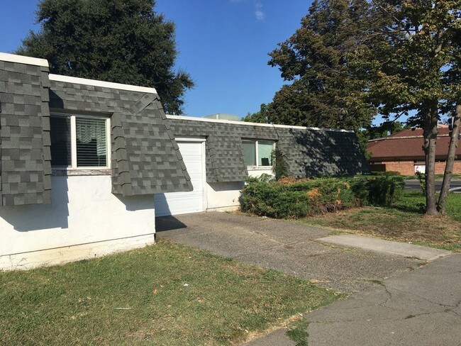 8084 Center Pkwy in Sacramento, CA - Building Photo - Building Photo