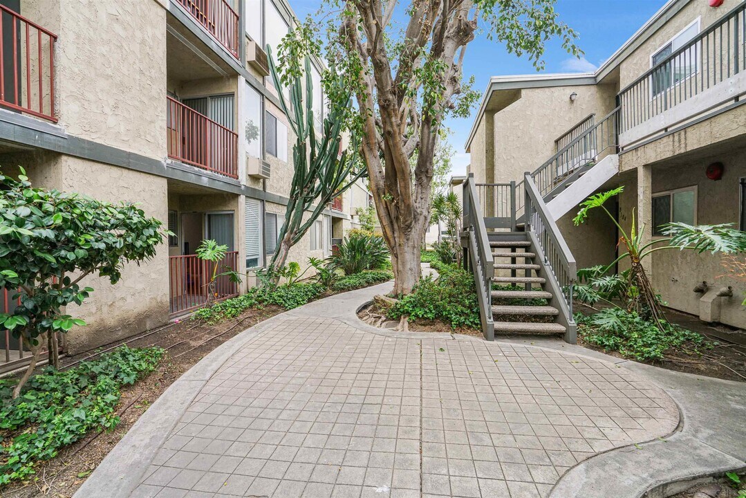 6675 Mission Gorge Rd in San Diego, CA - Building Photo