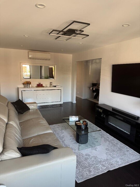 61-28 70th St in Queens, NY - Building Photo