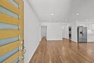 6712 Cedros Ave in Los Angeles, CA - Building Photo - Building Photo