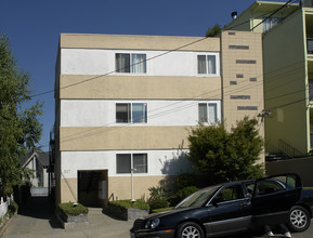 317 Warwick Ave in Oakland, CA - Building Photo - Building Photo