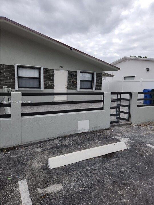 214 NW 57th St-Unit -214 in Oakland Park, FL - Building Photo