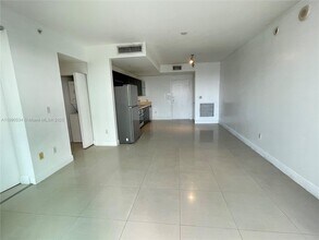 90 SW 3rd St, Unit 1809 in Miami, FL - Building Photo - Building Photo