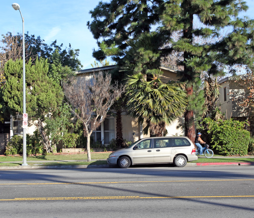 18953 Sherman Way in Reseda, CA - Building Photo