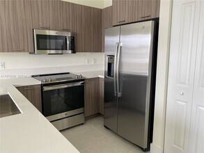 6453 NW 102nd Path in Doral, FL - Building Photo - Building Photo