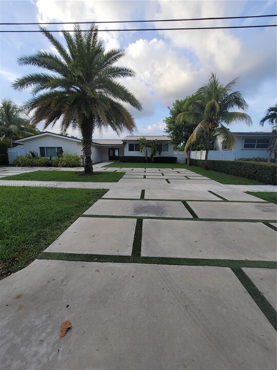 851 Bluebird Ave in Miami Springs, FL - Building Photo