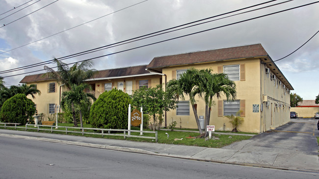 2240 Ludlam Rd in Miami, FL - Foto de edificio - Building Photo