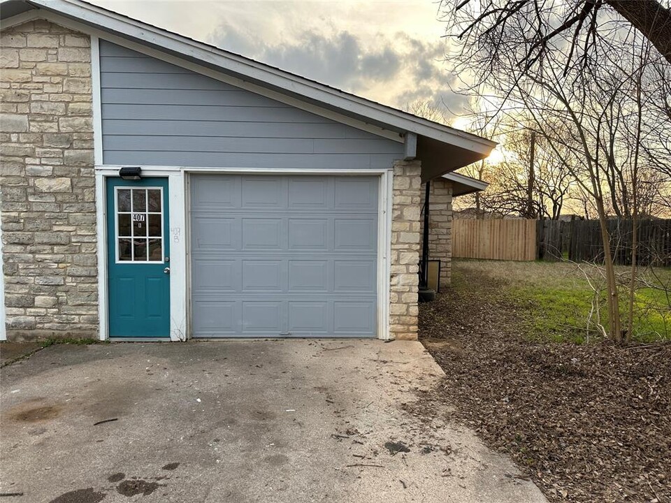 407 Vista W Ct in Bastrop, TX - Building Photo