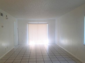 2550 S Park Ave-Unit -B in Sanford, FL - Building Photo - Building Photo