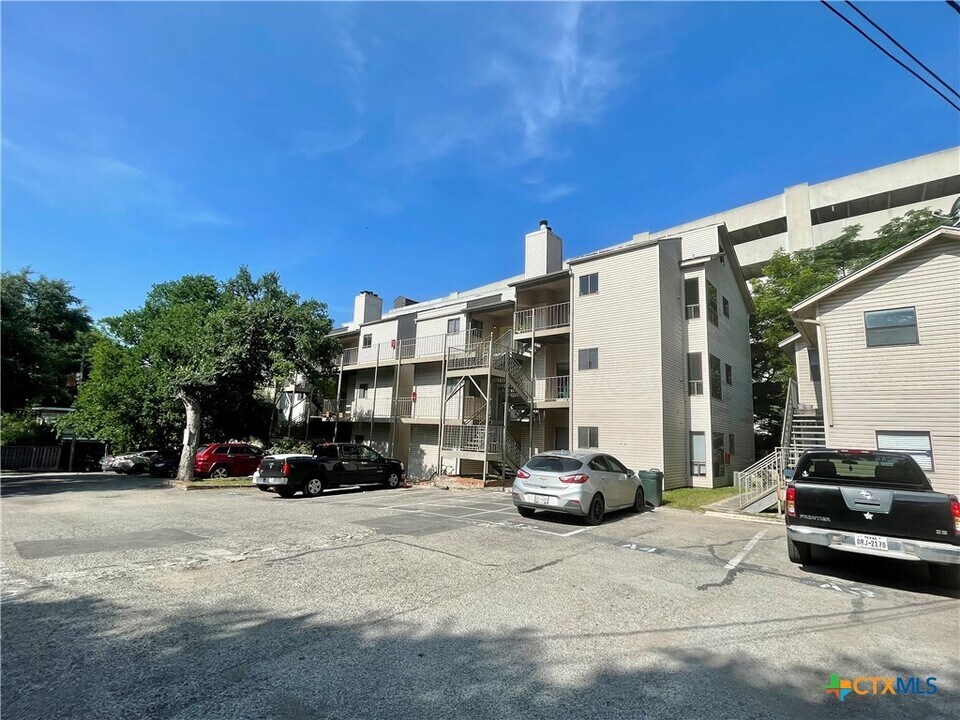 310 Pat Garrison St in San Marcos, TX - Building Photo