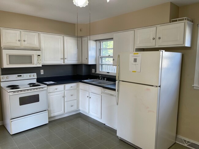 3615 Kennedy Dr in East Moline, IL - Building Photo - Building Photo