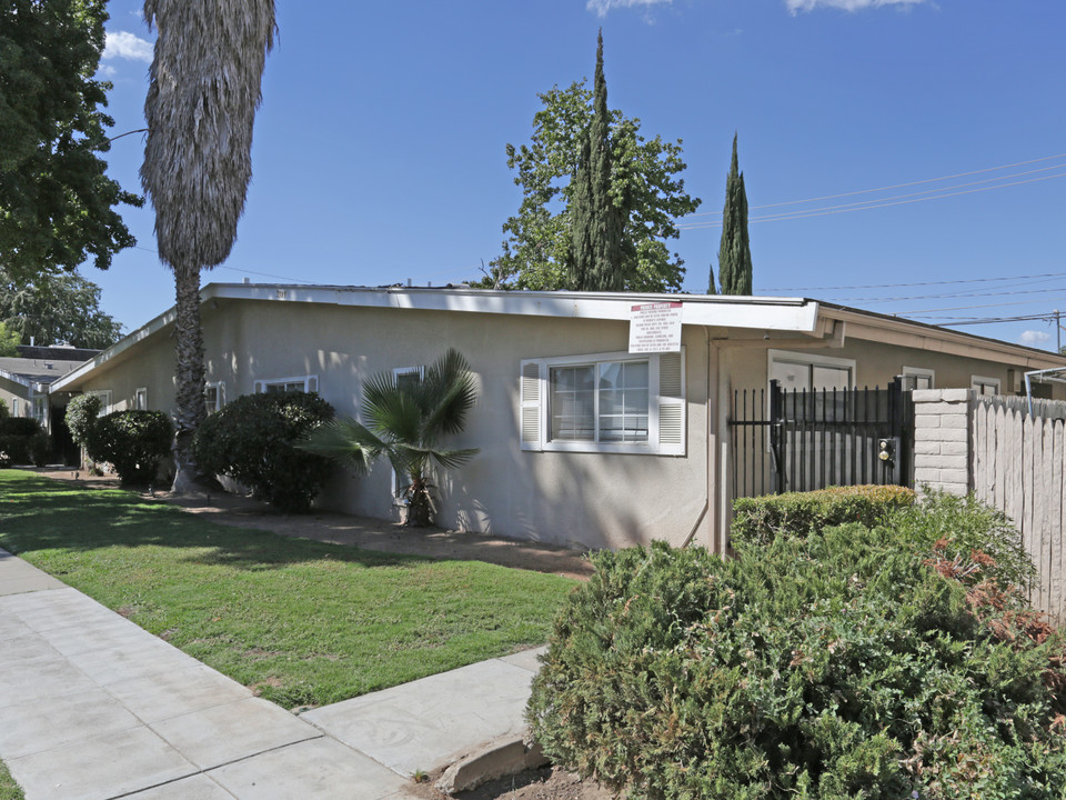 3389 E Sierra Madre Ave in Fresno, CA - Foto de edificio