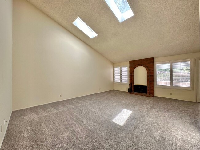 5637 Adobe Falls Rd in San Diego, CA - Building Photo - Building Photo