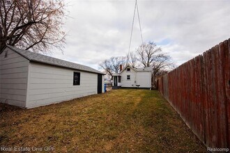 8242 Maxwell Ave in Warren, MI - Foto de edificio - Building Photo