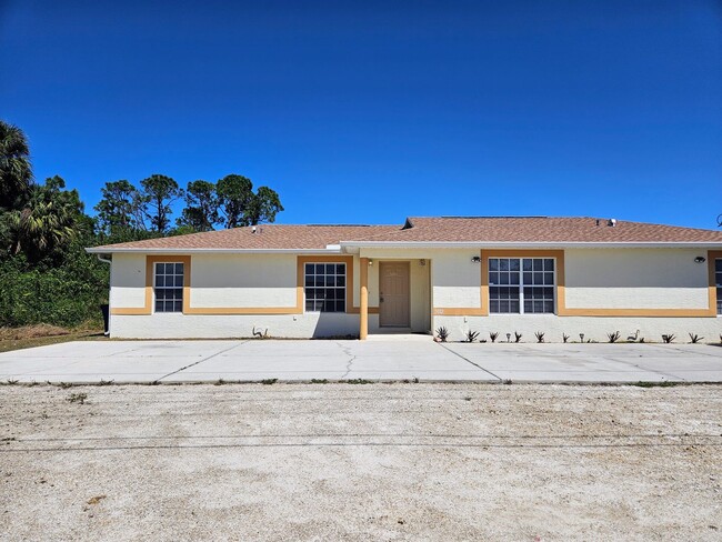 5014 Leonard Blvd S in Lehigh Acres, FL - Foto de edificio - Building Photo