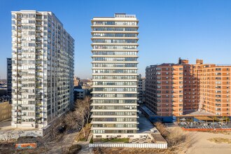 Beach Point Tower in Chicago, IL - Foto de edificio - Building Photo