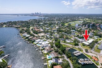 1050 Rafael Blvd NE in St. Petersburg, FL - Foto de edificio - Building Photo