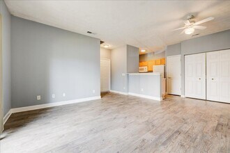 7933 Circle Front Ct in Evansville, IN - Foto de edificio - Building Photo